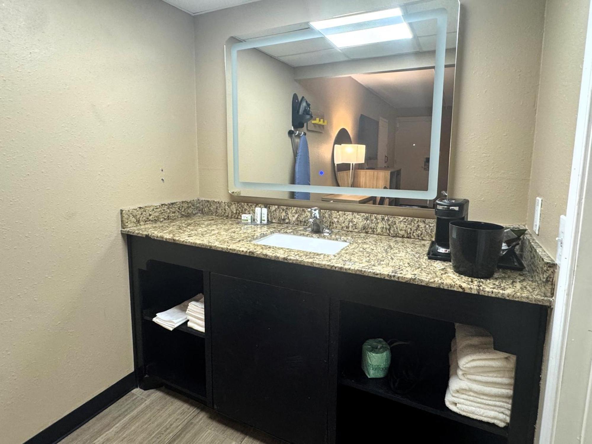 Super 8 By Wyndham Corpus Christi Airport Hotel Exterior foto